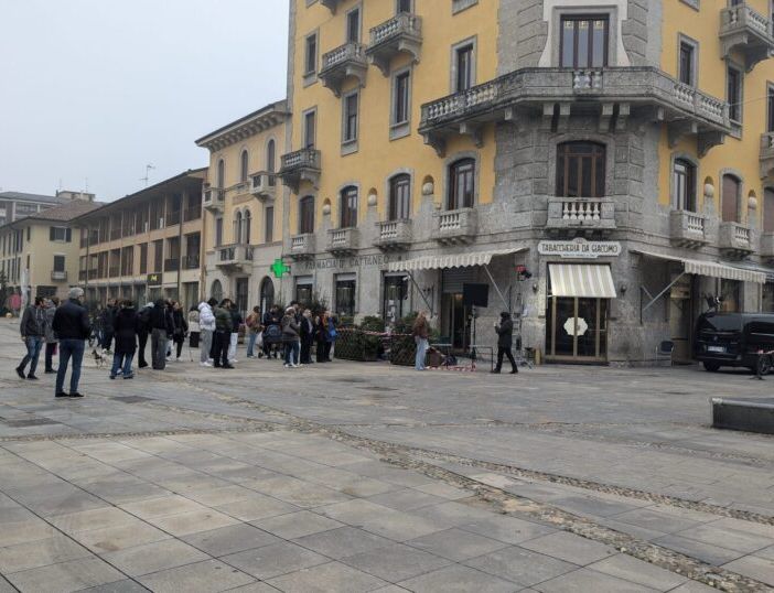 Magenta, in fila fuori dalla Tabaccheria da Giacomo per il selfie con l’attore