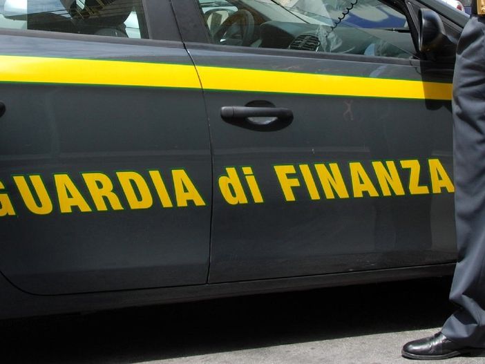 Gdf Novara: contraffazione, sequestrati 200 metri di tessuto riportante un marchio di moda