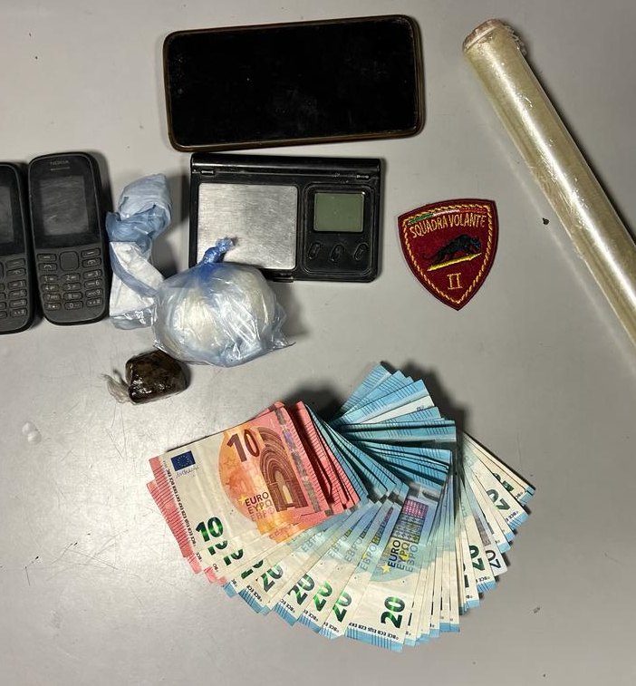 Pavia: fermato per un controllo minaccia i poliziotti con una falce. Arrestato 43enne con droga e contanti