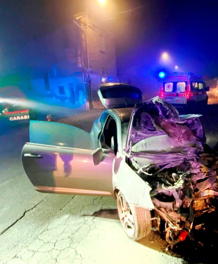 Mezzana Bigli: schianto in centro abitato, 25enne salvato dai Carabinieri