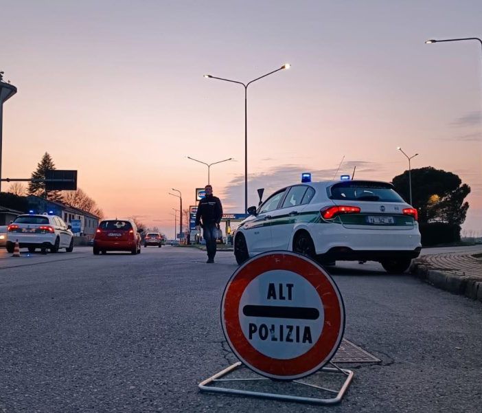 Trecate: colpisce con pugno e testata gli agenti della Polizia locale, arrestato per resistenza