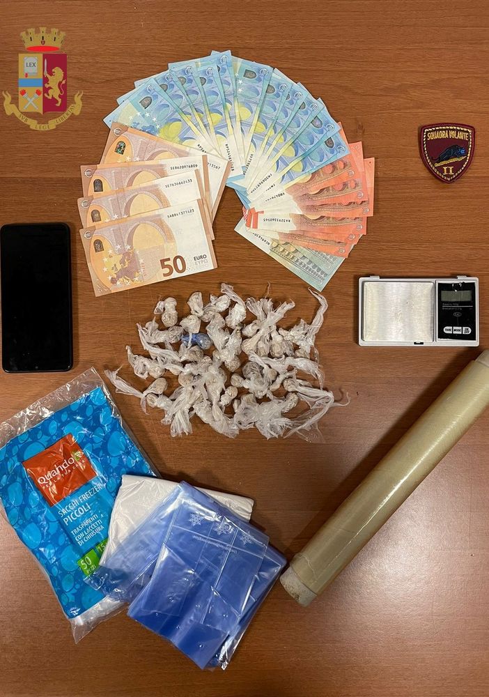 Pavia: sorpreso con 37 grammi di eroina e contanti tenta la fuga, ma la Polizia lo arresta