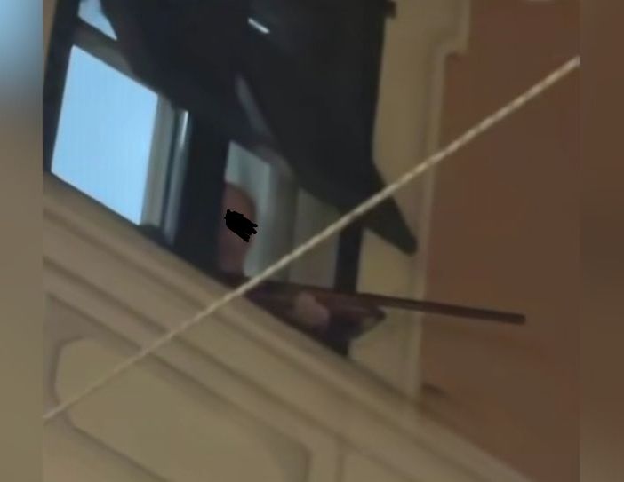 Con il fucile puntato sulla folla fuori da una finestra di Albenga