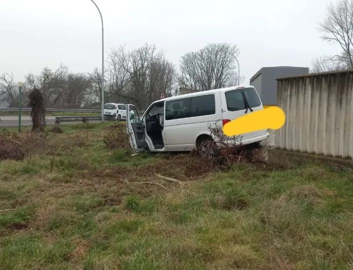 Incidente al solito incrocio tra Robecco e Magenta: furgoncino sfonda il muro di cinta