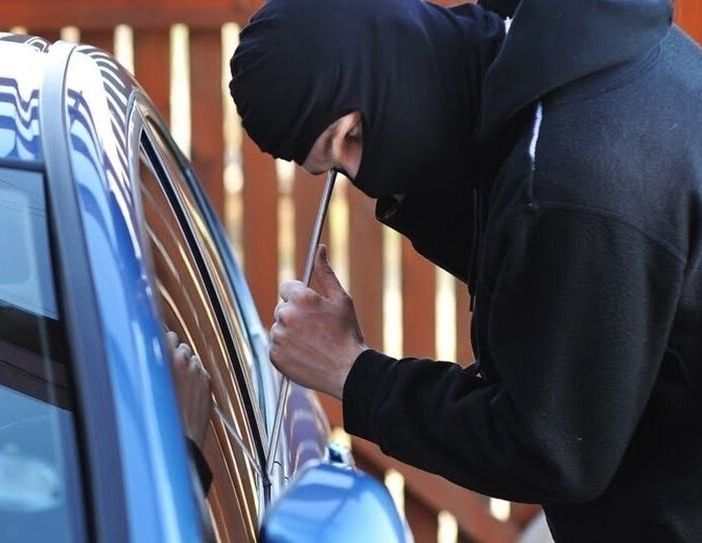 Boffalora sopra Ticino: ladri d’auto nella notte, tentano di rubare una Bmw M4 da centomila euro