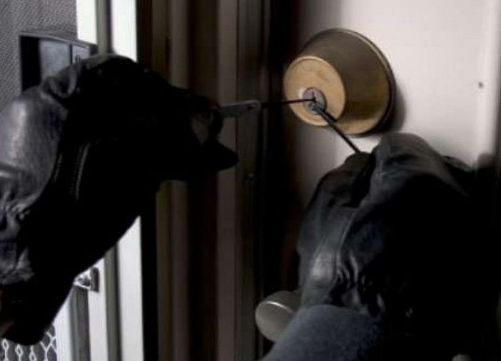 Gambarana: raid in abitazione, i ladri rubano un televisore e una cassetta degli attrezzi
