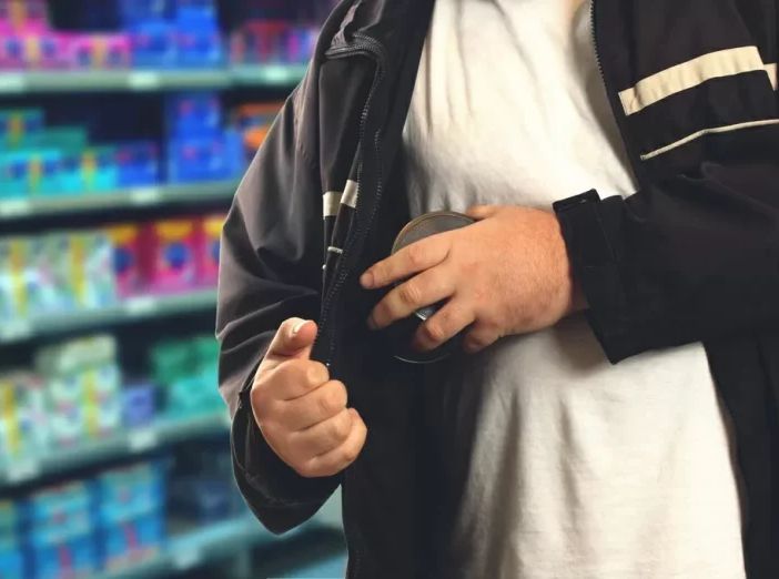 Busto Arsizio: ruba alla Coop e aggredisce guardia, arrestato 27enne