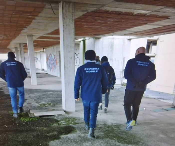 Messaggio sulla scheda elettorale: «Ho ucciso e sepolto un uomo». In Brianza sopralluogo nel cantiere del mistero