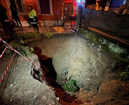FOTO. Nubifragio sul Varesotto, piante cadute e sottopassi allagati. A Gavirate si apre una voragine profonda sei metri