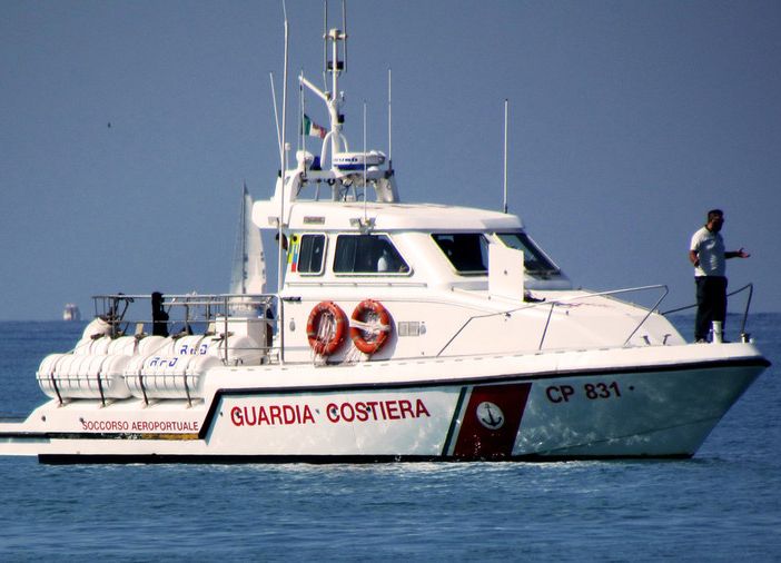 Alla deriva su un cigno gonfiabile, paura per una bimba varesina in Salento
