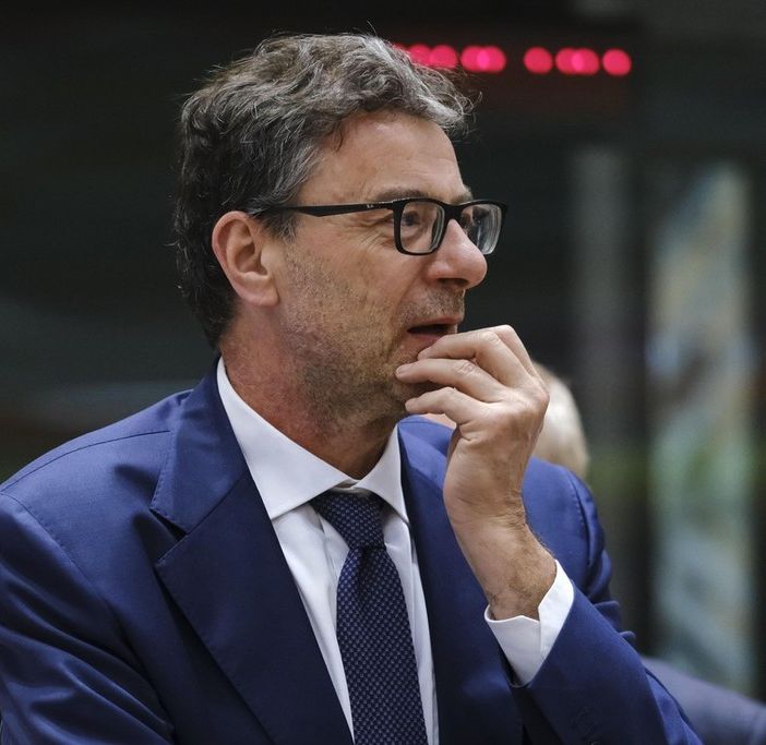 &quot;Signora io non ho Facebook!&quot;, Giorgetti e il mistero del profilo fake