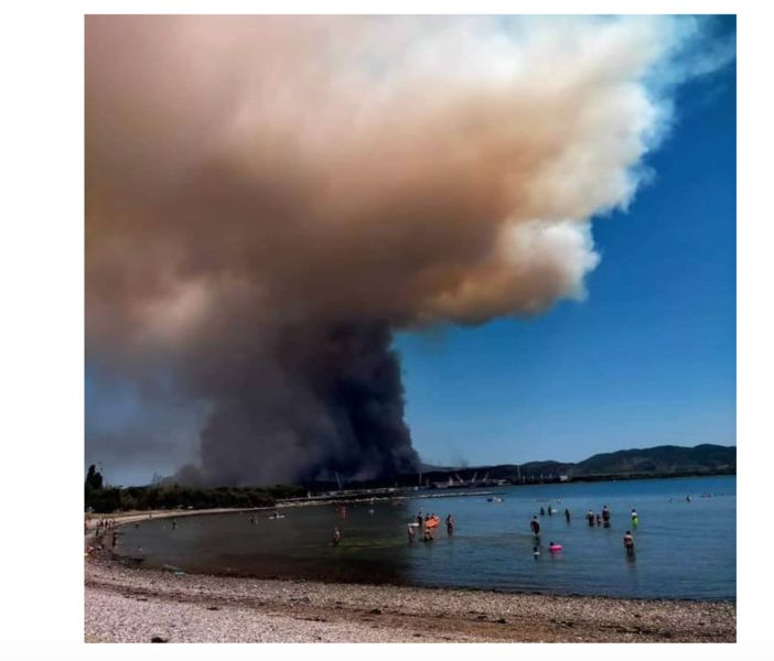 Il fumo su Gorizia, foto postata dal sindaco Ziberna