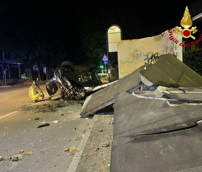 Brianza: auto esce di strada e abbatte la pensilina di cemento degli autobus