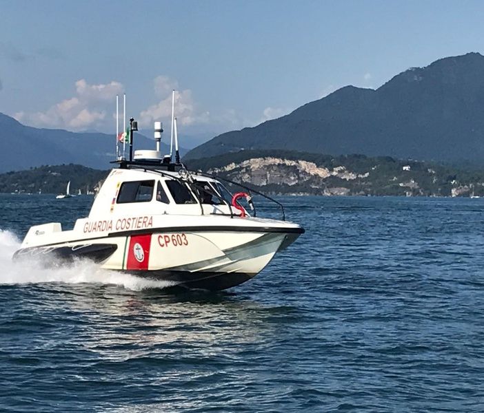Barca a vela si ribalta nel Lago Maggiore, tre persone in acqua salvate dalla Guardia Costiera