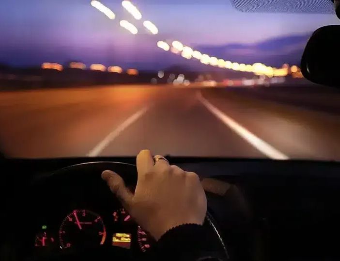 Milano, gara di velocità notturna: incidente tra due auto