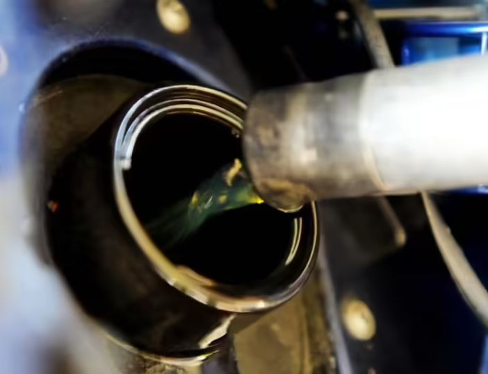 Abbiategrasso, il trattore rompe il tubo di gasolio: scoperto un allacciamento abusivo