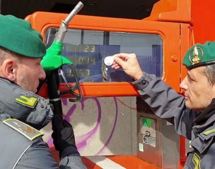 Truffa da 300 milioni sui carburanti, la base era a Magenta. Otto arresti
