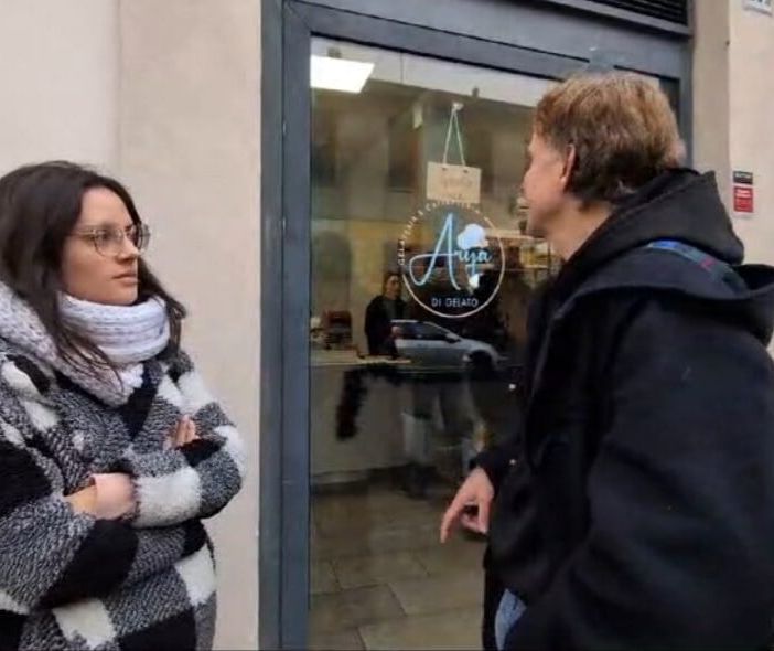 Magenta: ladra alla gelateria &quot;Arya di gelato&quot;, mentre la titolare prepara i panini allunga la mano e arraffa i soldi in cassa