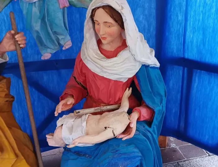 Vandali danneggiano il presepe sul sagrato della chiesa di San Rocco a Magenta e rompono il Gesù Bambino