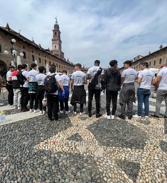 Dai rifiuti del tabacco ai rischi per la salute. Ats in strada con gli studenti per dire no al fumo