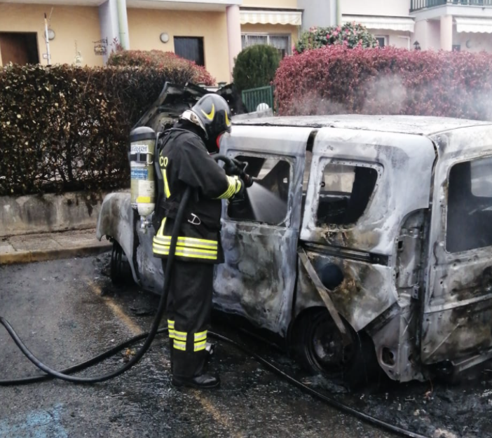 E' morto l'uomo che si è dato fuoco davanti alla moglie e alla figlia a Golasecca
