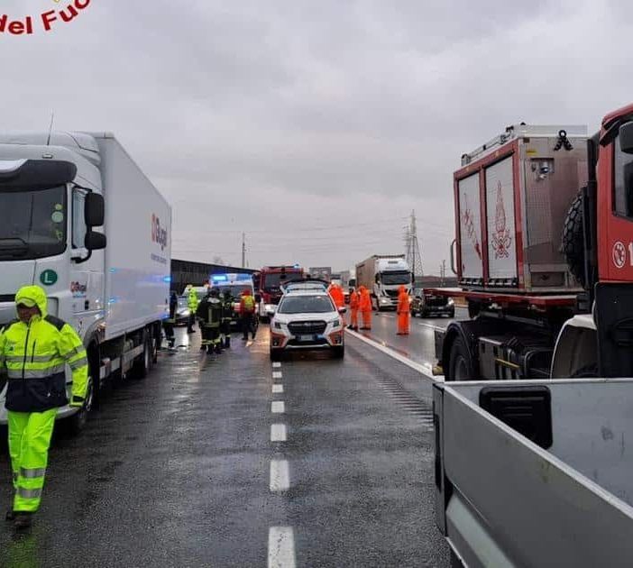 Tamponamento ad Agrate, auto in fiamme