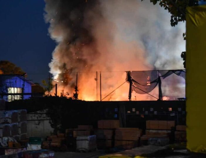 Milano, maxi incendio in area camper al Gratosoglio