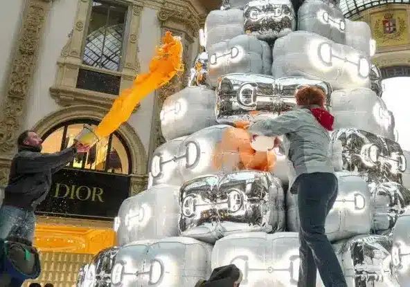 Milano, gli attivisti di Ultima Generazione colorano di arancione l'albero di Gucci in Galleria