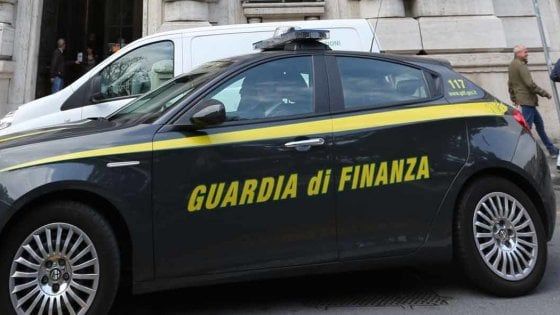 Alimenti rubati, due denunce e sigilli a capannone a Corsico