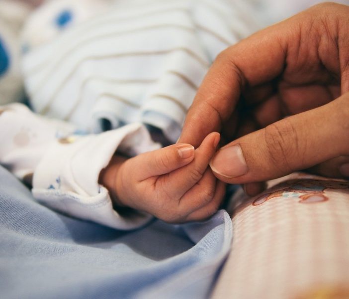 Bimba nasce podalica in casa: «Grazie al personale dell'ambulanza quella che poteva essere una tragedia si è trasformata in un miracolo di Natale»