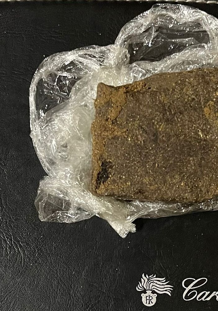 Pavese: segnalate tre persone per consumo di sostanze stupefacenti. Sequestrato un panetto di hashish da 2 etti