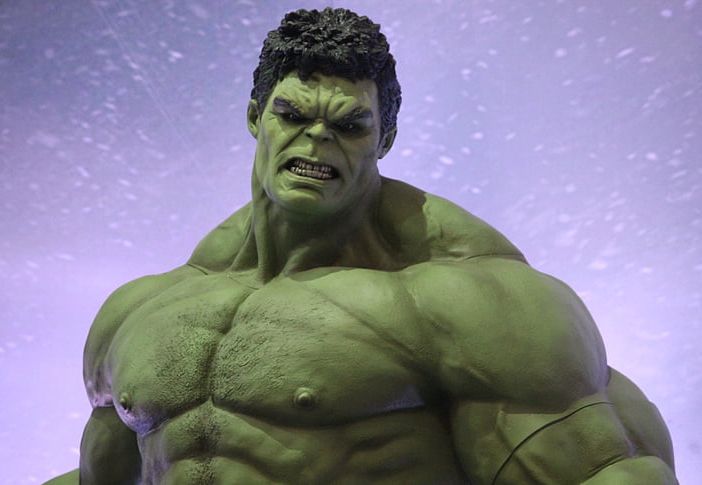 Lago Maggiore, travestito da Hulk entra nel cortile di una casa con una roncola: denunciato