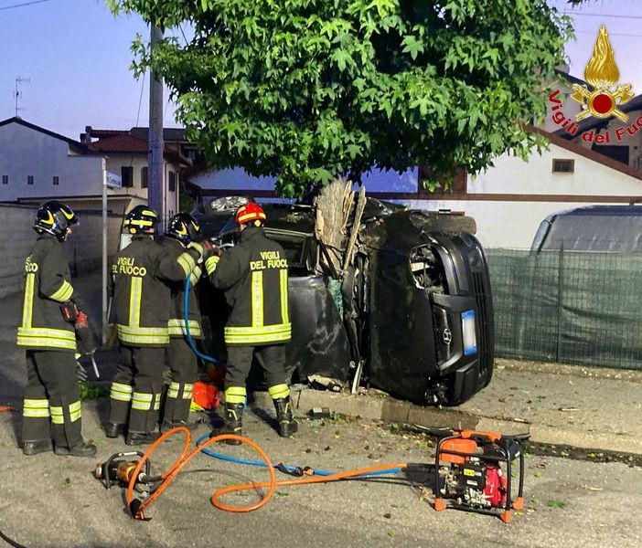 Perde il controllo dell'auto e finisce contro un albero, morto un 50enne