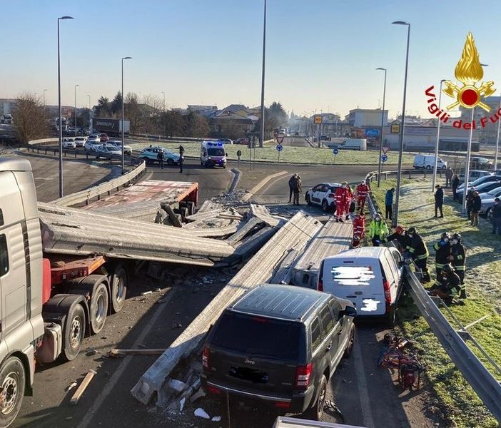 Trecate: camion perde il carico di travi di cemento e travolge un furgone