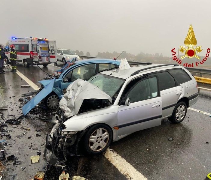 Scontro tra due auto a Galliate, feriti gli occupanti