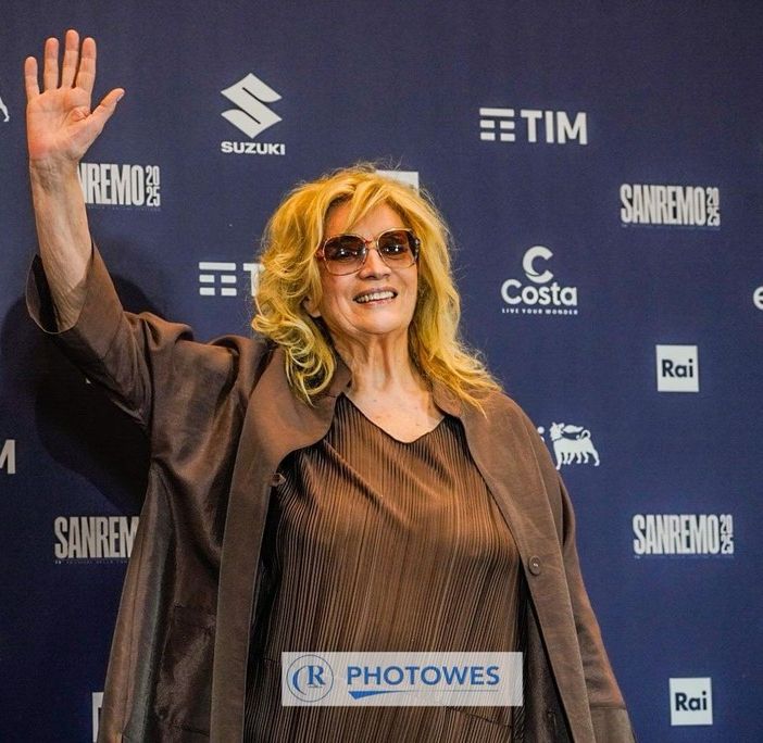 Sanremo 2025, a Iva Zanicchi il Premio alla carriera: “Ho 85 anni, ma finché posso ballare e cantare me ne frego”