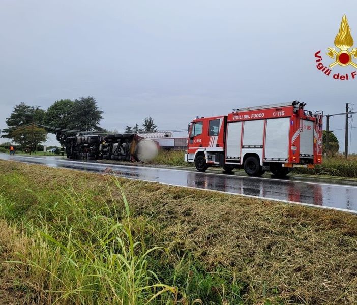 Incidente sulla provinciale Novara - Vercelli, autocisterna esce di strada e si ribalta