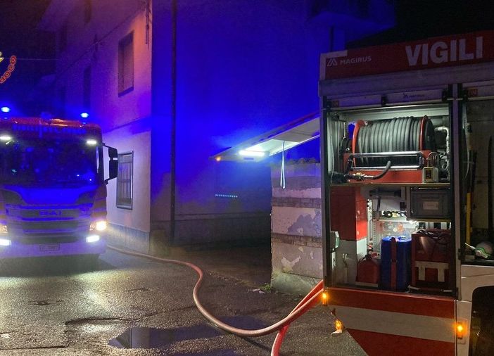 Cerano: casa divorata da un incendio nella notte