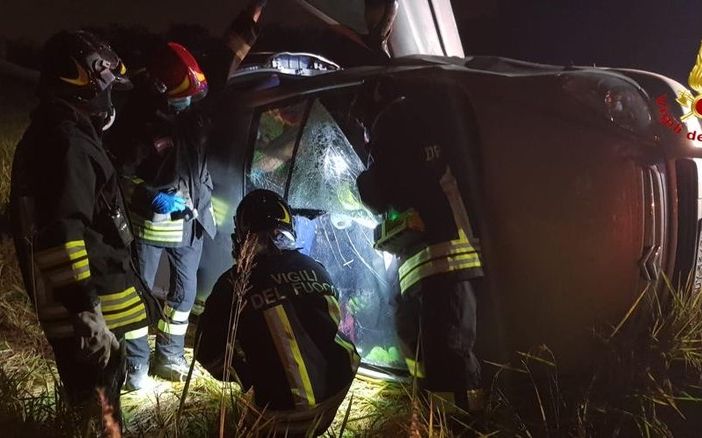 Trecate: auto perde il controllo e si ribalta