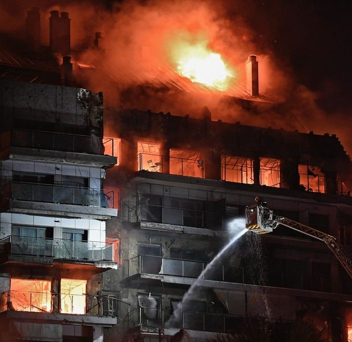 A Valencia violento incendio in edificio di 14 piani: persone intrappolate