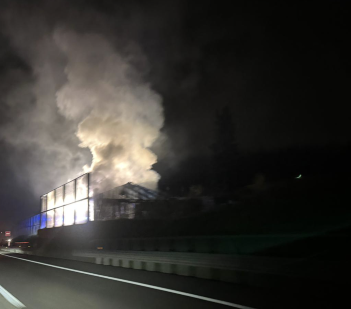 FOTO. Cascina in fiamme a ridosso dell'autostrada: vigili del fuoco in azione