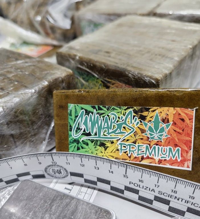 Novara: arrestato un 41enne scoperto con oltre 24 Kg di hashish e marijuana