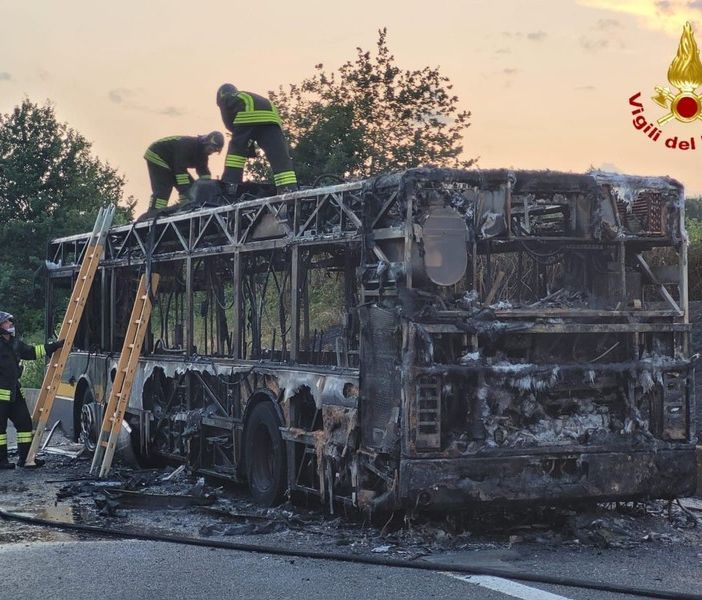 Autobus a fuoco in tangenziale a Novara