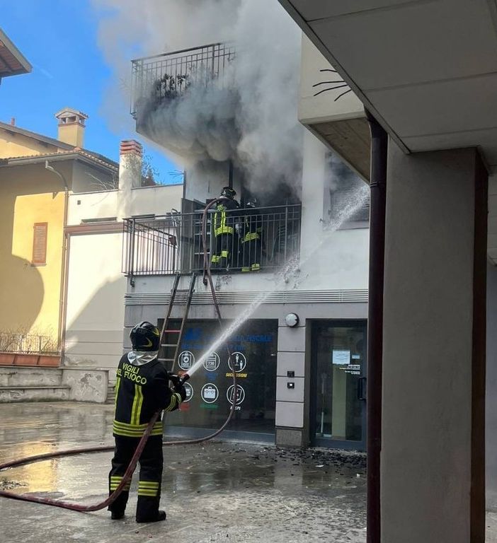 Fiamme in un appartamento di Saronno: due persone ustionate, una è grave. Altri cinque intossicati