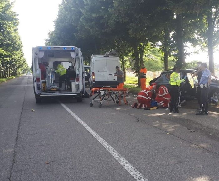Furgone contro auto a Busto: tre giovani feriti e strada chiusa