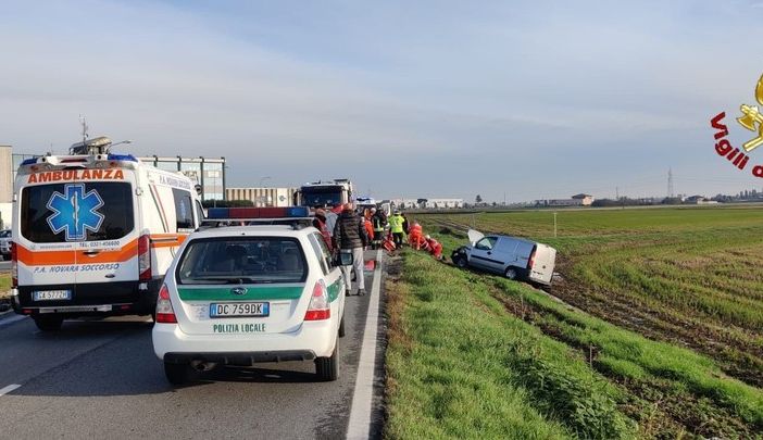 Scontro tra quattro auto a Romentino, 4 persone ferite
