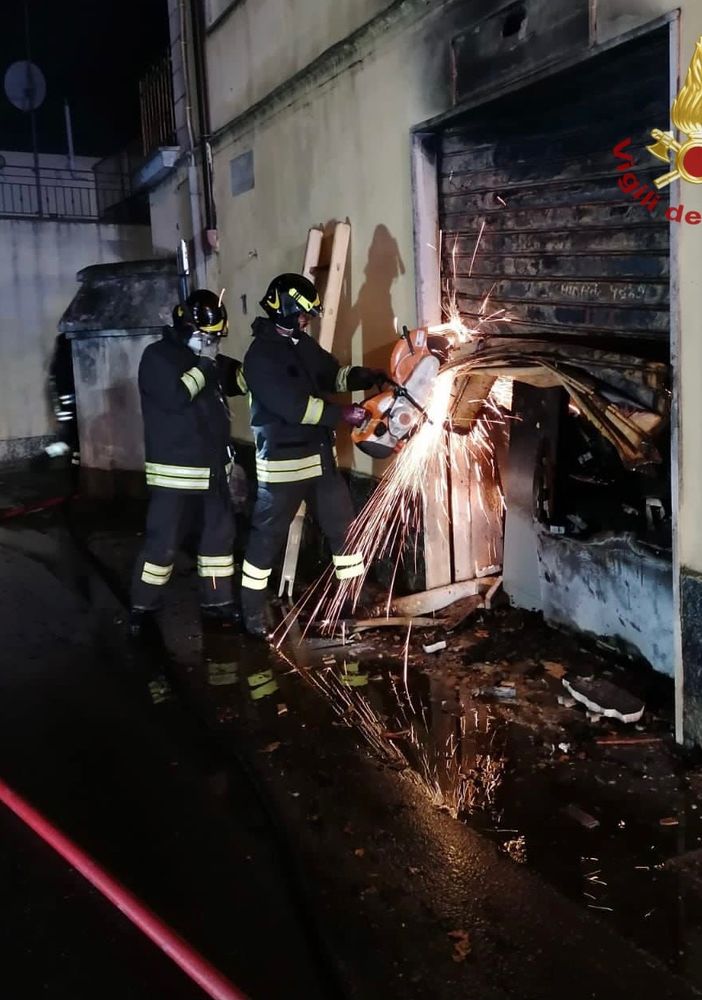 Linarolo: incendio in locale commerciale, evacuata una famiglia