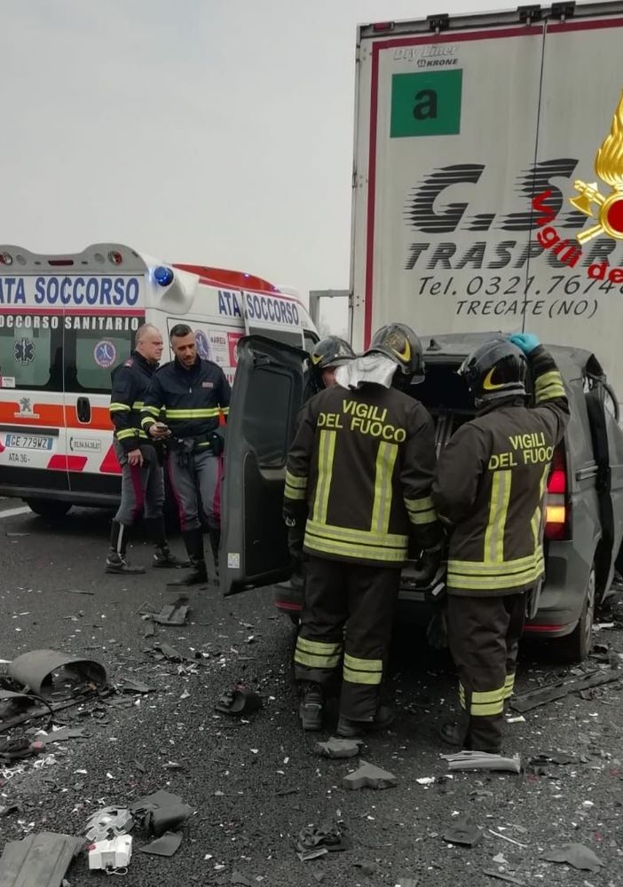 Tragedia sull’autostrada A4 in zona Pero: scontro con un camion, autista di un doblò perde la vita
