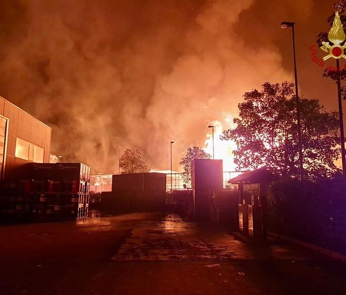 Incendi a catena in provincia di Torino: coinvolti diversi capannoni industriali. Si cerca il piromane