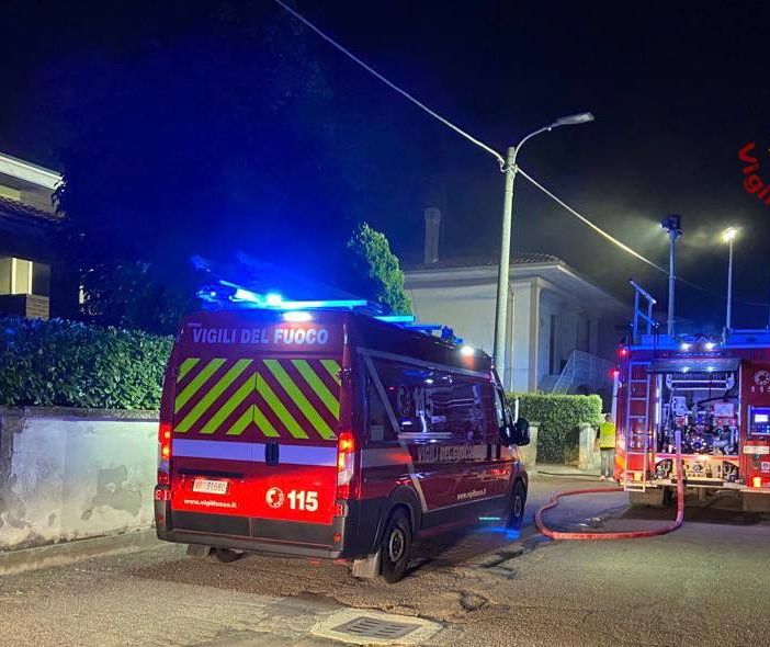 Incendio in villa a Pieve del Cairo, le immagini dei primi soccorsi